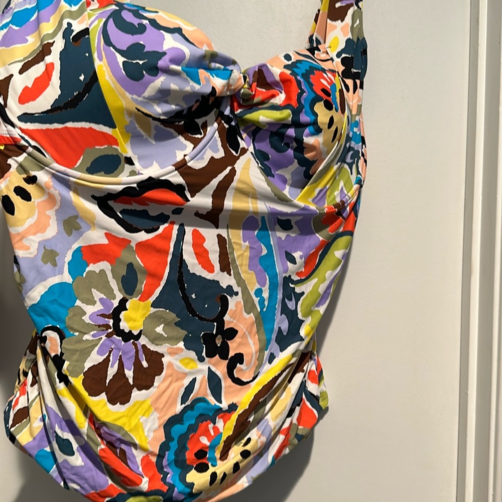 Anne Cole
Adjustable straps tankini top with underwire